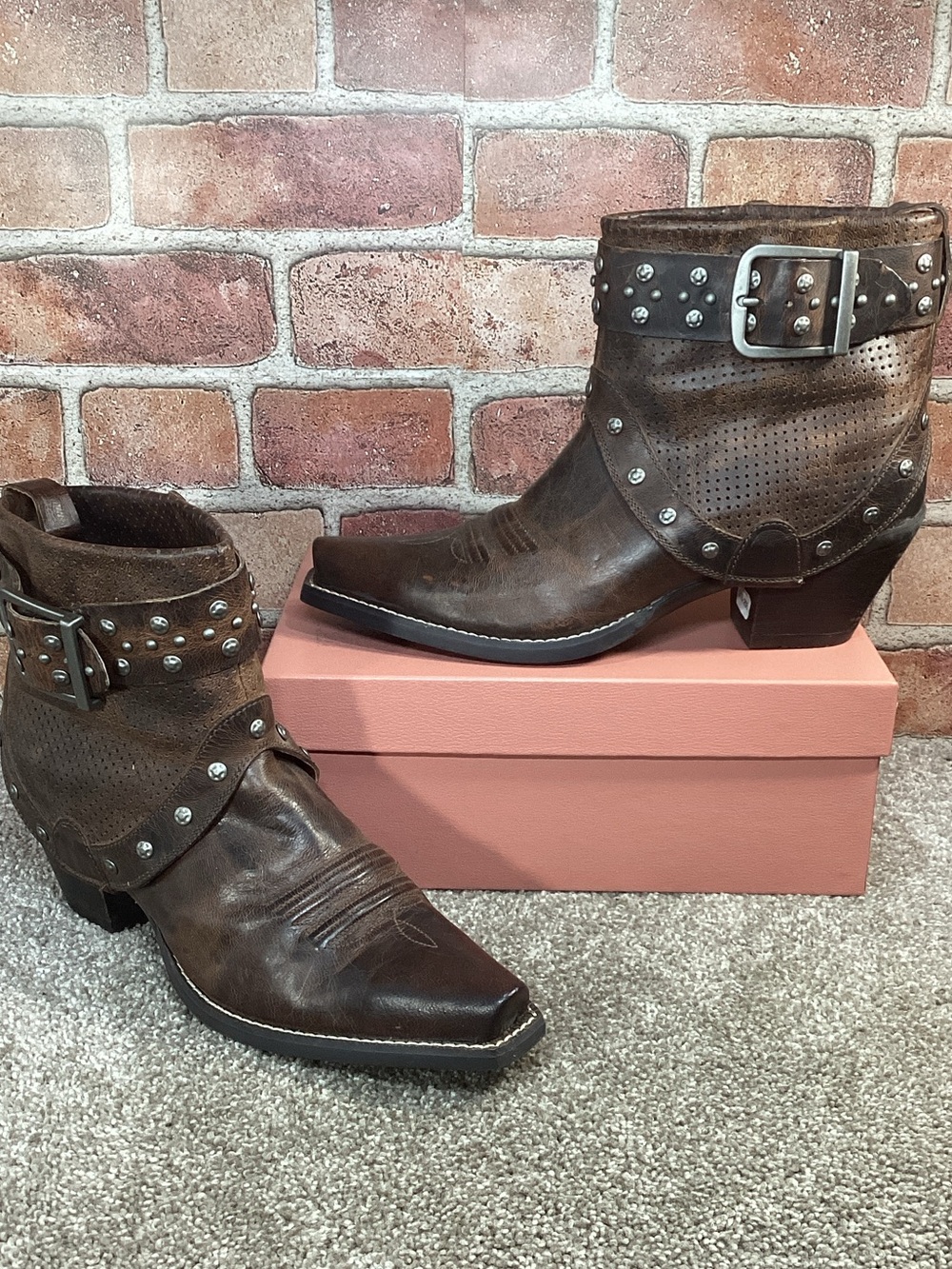 Ariat Defiance womens western Western Ankle Boots size 9 B